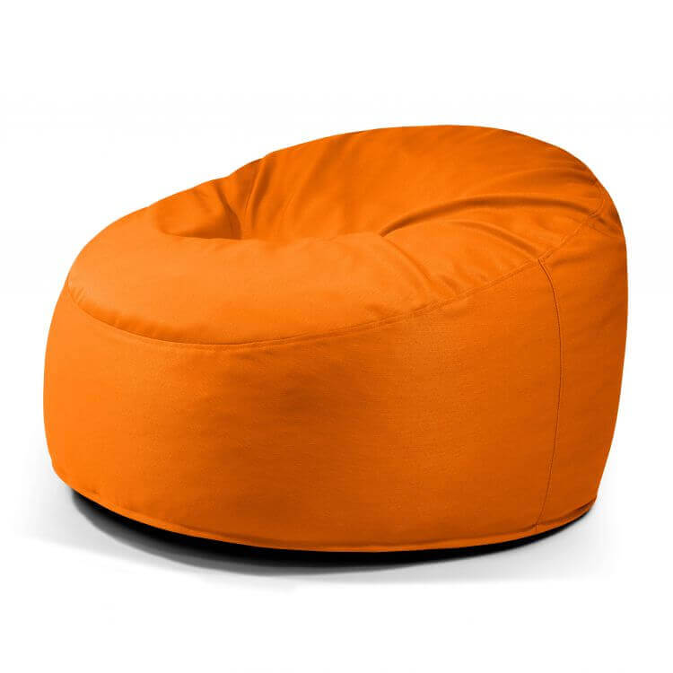 Un vibrante naranja Foam Bean Bag OM 110 Barcelona con una forma redonda proporciona asientos cómodos, se muestra sobre un fondo blanco.