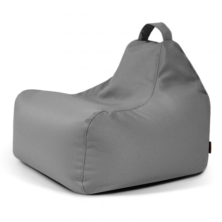 El Bean bag Game Profuse - resistente al fuego es un puff ergonómico de tela gris con respaldo alto y asa, que se muestra sobre un fondo blanco - ideal como asiento infantil para mayor comodidad y apoyo.
