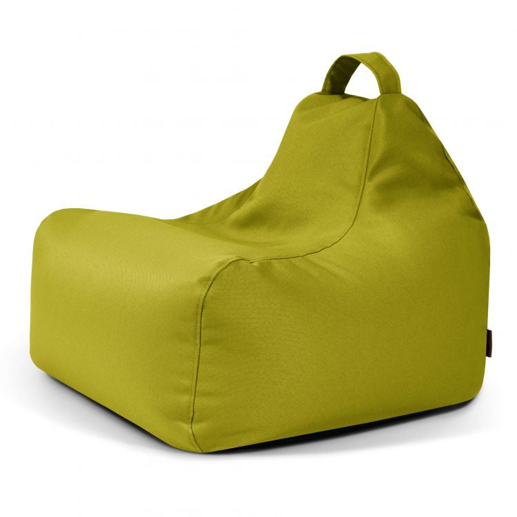 El Bean bag Game Profuse - resistente al fuego es un sillón ergonómico de color verde con base cuadrada, respaldo en ángulo y asa de transporte en la parte superior, sobre fondo blanco.