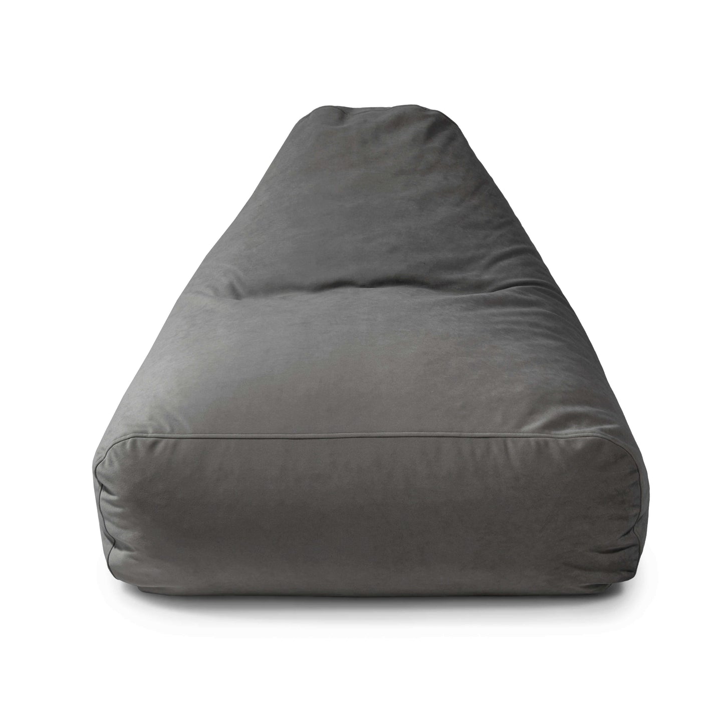 A Puff grande de foam y terciopelo SNUG 100 BARCELONA (110×100×74 cm), de diseño moderno, ideal para salón o dormitorio, aparece en la foto en color gris y forma triangular sobre fondo blanco.