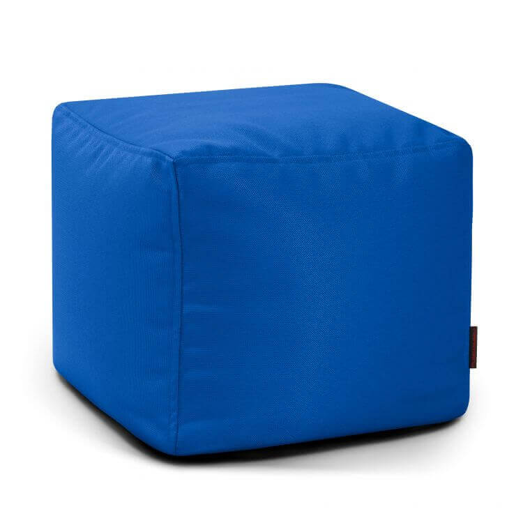 El Puff cuadrado de tejido ignífugo 45×45×40 cm de UP PROFUSE es un asiento compacto y ergonómico, ideal para dormitorio o salón. Su diseño azul con etiqueta lateral lo hace perfecto para cualquier espacio. Fondo blanco.