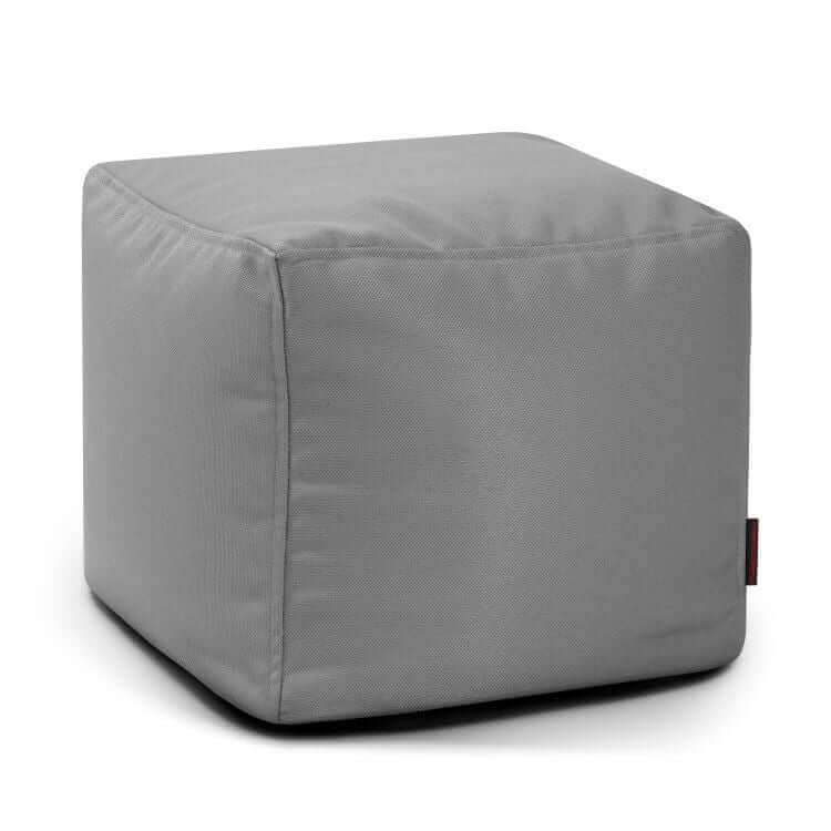 El Puff cuadrado de tejido ignífugo 45×45×40 cm UP PROFUSE es compacto y funcional, ideal como puf ergonómico para dormitorio o salón. Presenta acabado gris claro con costuras visibles, sobre fondo blanco.