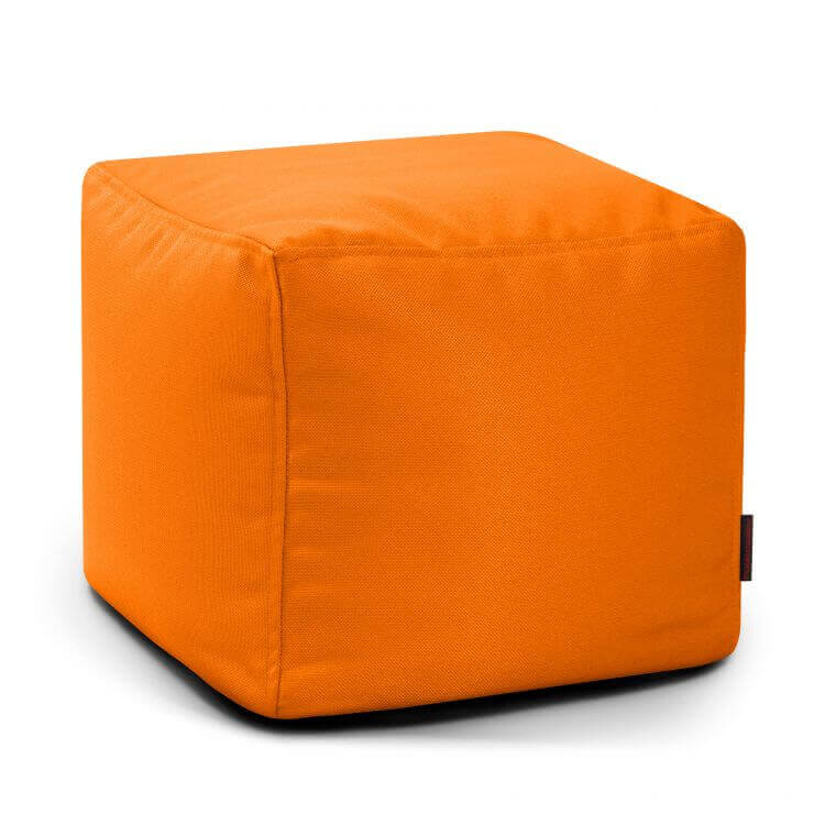 Un puff cuadrado de tela naranja (45×45×40 cm) hecho de material ignífugo, el asiento compacto UP PROFUSE añade comodidad ergonómica y estilo funcional a cualquier dormitorio o salón; se muestra aquí sobre un fondo blanco liso.