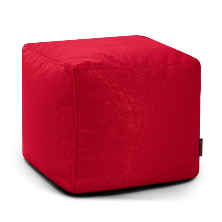 A compact Puff cuadrado de tejido ignífugo 45×45×40 cm de UP PROFUSE, ideal para dormitorio o salón, ofrece funcionalidad y comodidad en un diseño ergonómico rojo con costuras visibles sobre fondo blanco.