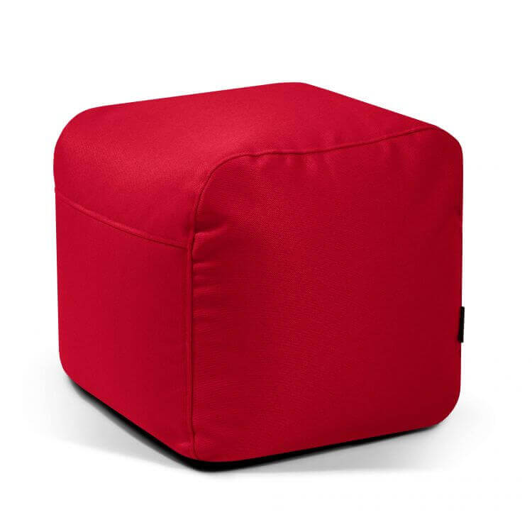 A red PLUS 50 PROFUSE pouf cuadrado de tejido ignífugo suave (50×50×35 cm), moderno, con bordes redondeados, se muestra sobre un fondo blanco.