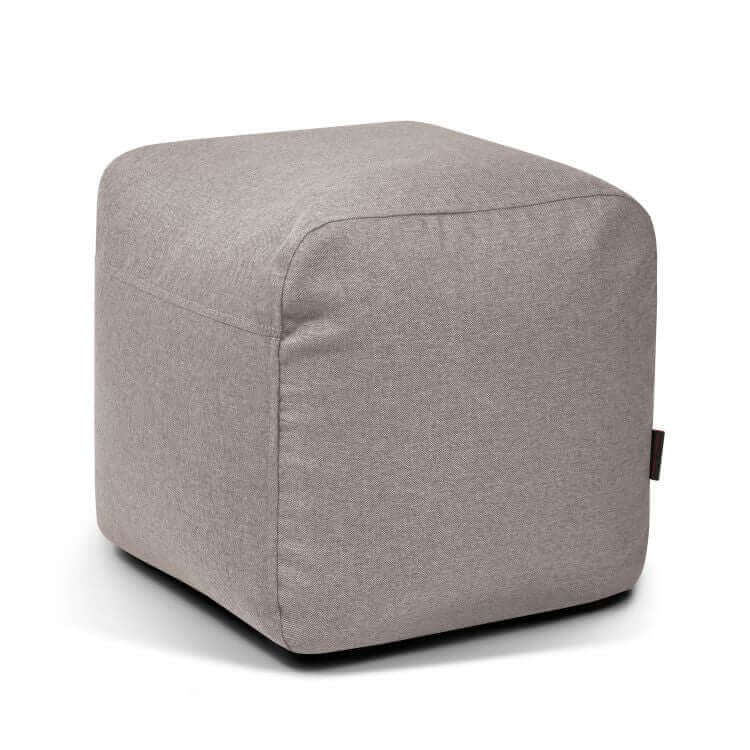 A light gray Pouf cuadrado de tela suave lavable 50×50×35 cm - PLUS 50 NORDIC, con diseño moderno y forma cúbica, es un asiento adicional elegante para dormitorio o salón, mostrado sobre fondo blanco.