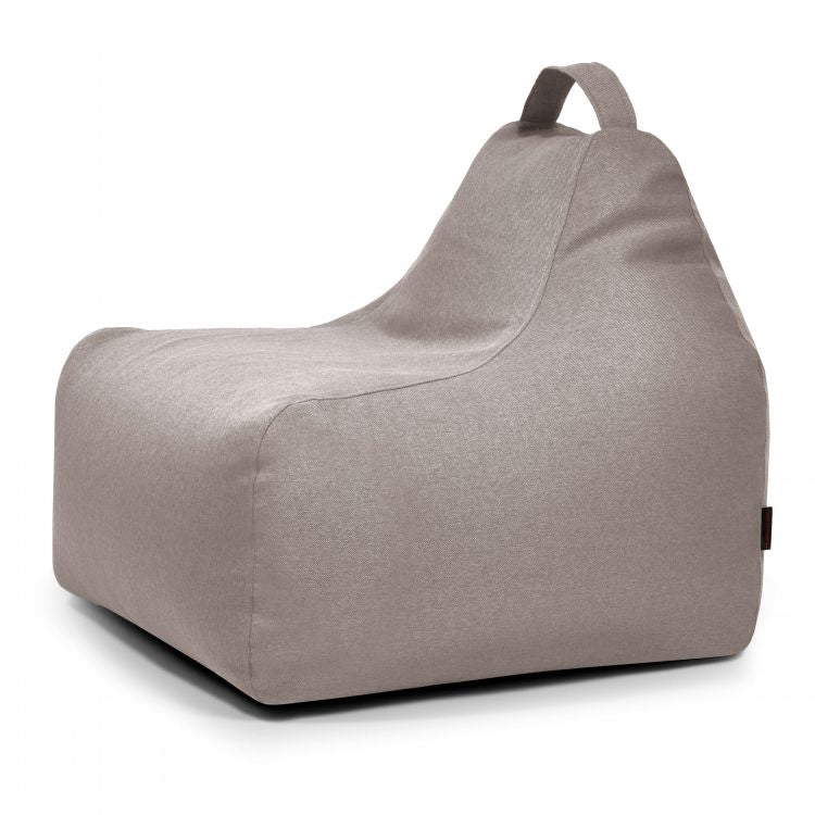 El Bean Bag Game Nordic es un sillón infantil bean bag de color gris claro con respaldo alto y una práctica asa de transporte en la parte superior.