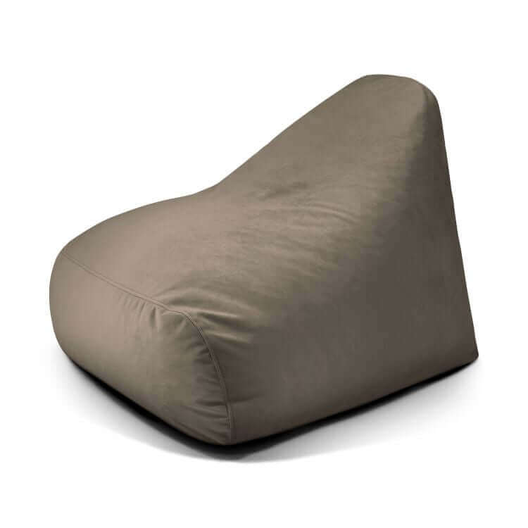 A Puff grande de foam y terciopelo SNUG 100 BARCELONA (110×100×74 cm), en color topo y forma triangular, se muestra sobre un fondo blanco. Ideal para salón o dormitorio moderno.