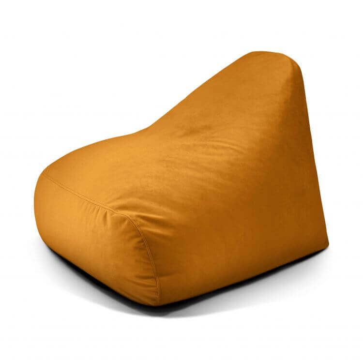 A amarillo mostaza Puff grande de foam y terciopelo 110×100×74 cm SNUG 100 BARCELONA, con respaldo inclinado y estilo moderno tipo bean bag Barcelona, está colocado sobre un fondo blanco.