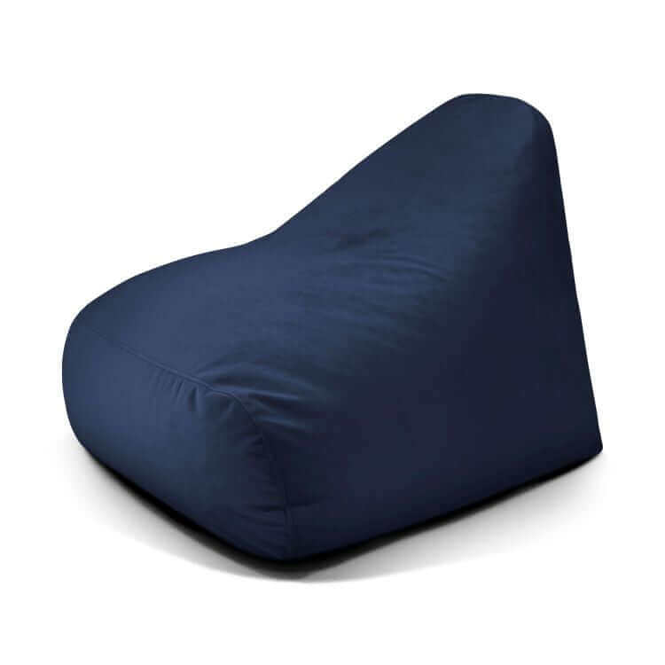 A Puff grande de foam y terciopelo SNUG 100 BARCELONA (110×100×74 cm) de forma triangular, color azul marino y respaldo alto, se muestra sobre fondo blanco. Ideal para salón o dormitorio con estilo moderno.