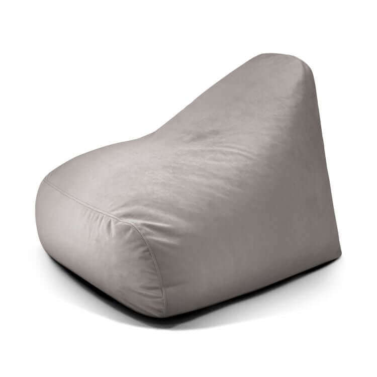 Un Puff grande de foam y terciopelo 110×100×74 cm - SNUG 100 BARCELONA de color gris claro, con respaldo triangular, se muestra sobre un fondo blanco liso.