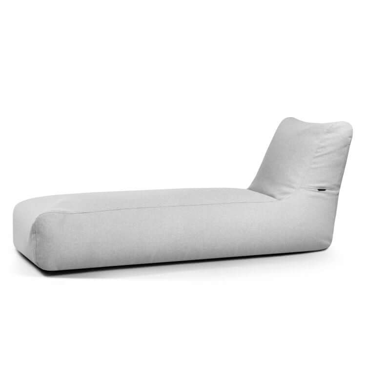 La Bean Bag Sunbed Riviera es una moderna tumbona de color gris claro con respaldo ligeramente reclinable y diseño minimalista, perfecta para uso exterior, mostrada sobre fondo blanco.