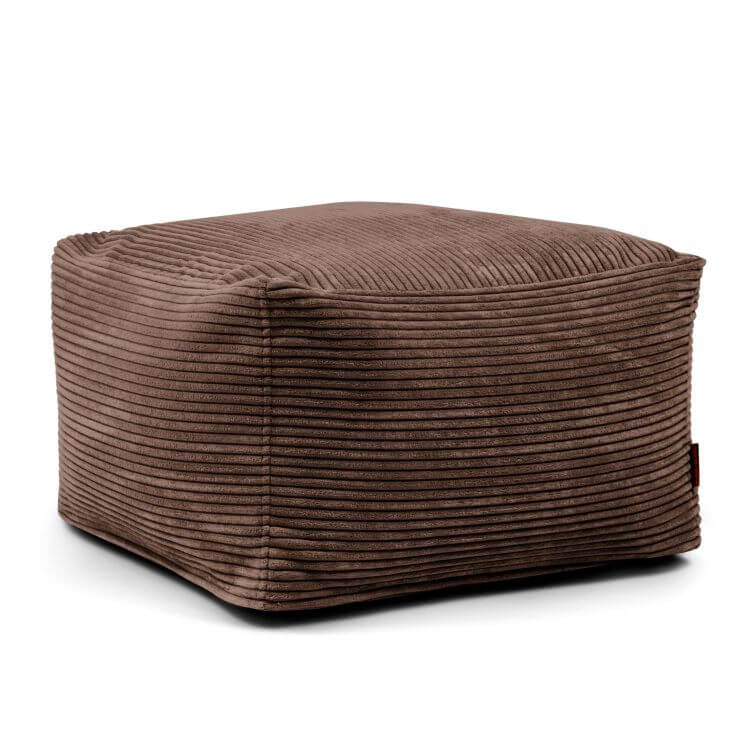 El Puff cuadrado de terciopelo acanalado SOFTBOX WAVES (70×70×40 cm) en marrón, compacto y lavable, es ideal para salón o dormitorio y funciona como asiento ergonómico sobre fondo blanco.