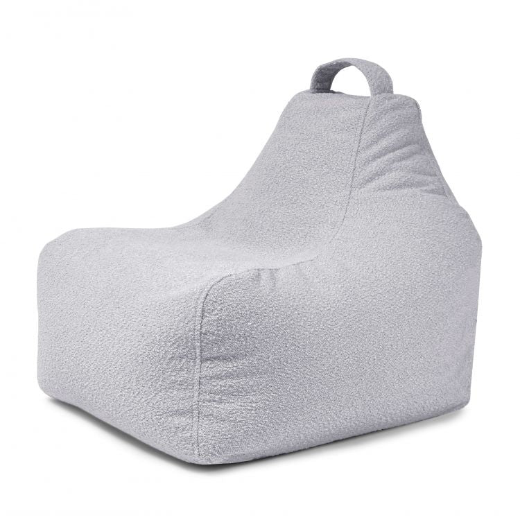 El Bean Bag Game Madu es un sillón puff infantil de color gris claro con textura, respaldo y asa superior para un asiento ergonómico, que se muestra sobre fondo blanco.