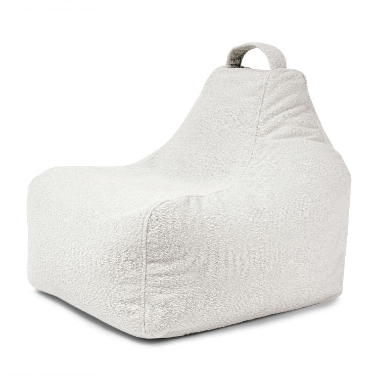El Bean Bag Game Madu es un sillón puff infantil de color gris claro con textura, respaldo alto y asa en la parte superior, sobre fondo blanco.