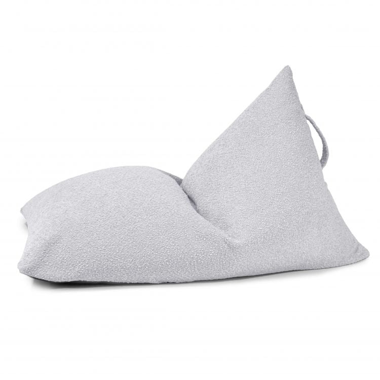 A light gray, triangular bean bag puff infantil de tela bouclé suave resistente al fuego (75×110×65 cm), modelo RAZZY MADU, con asa trasera, se exhibe sobre fondo blanco. Ideal para dormitorio moderno.