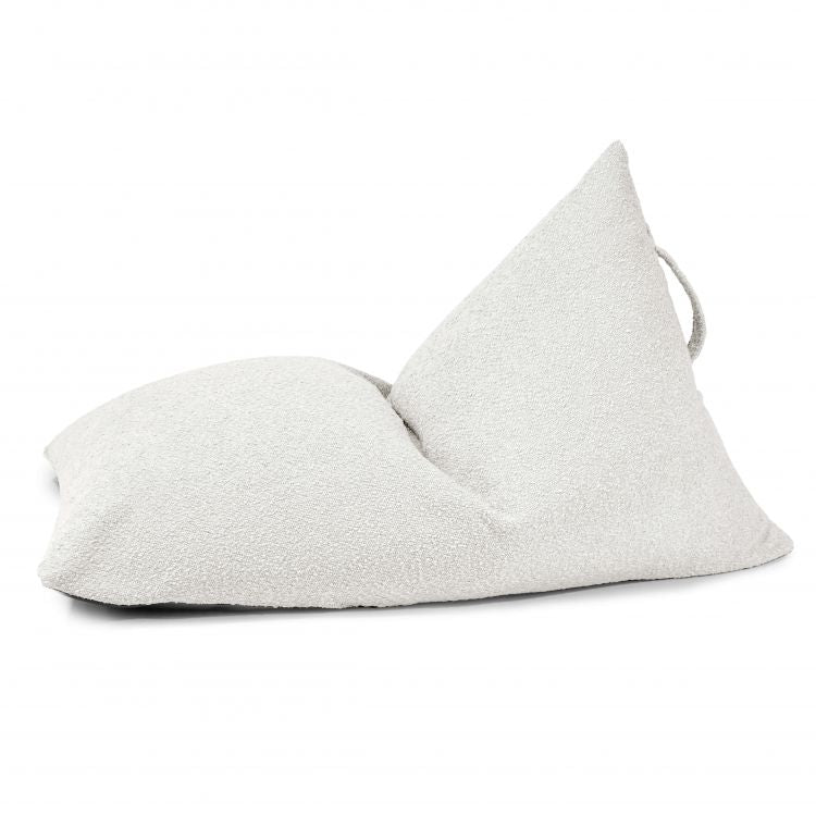 Se muestra un puff infantil de tela bouclé suave resistente al fuego (75×110×65 cm) triangular RAZZY MADU de color gris claro sobre fondo blanco, perfecto para cualquier dormitorio o mobiliario infantil moderno.