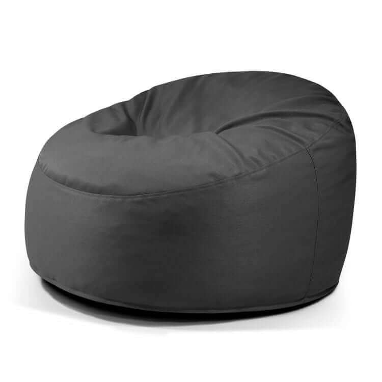 El Foam Bean Bag OM 110 Barcelona es un sillón grande, redondo, de color gris oscuro y superficie lisa que ofrece un asiento confortable, presentado sobre un fondo blanco liso.