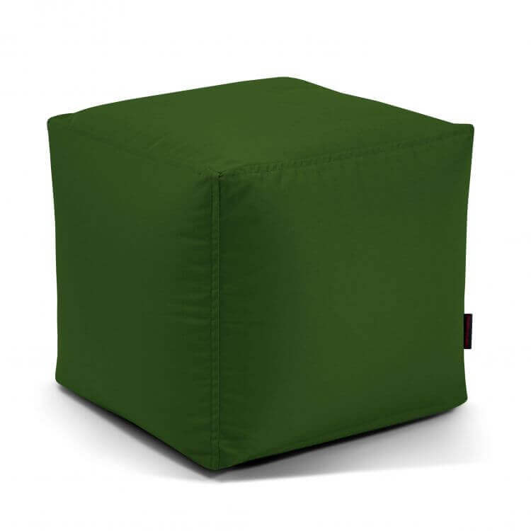 ¡El puf Up! Colorin - uso exteriores es una otomana verde en forma de cubo con costuras visibles y tejido OEKO-TEX, mostrada sobre un fondo blanco liso.