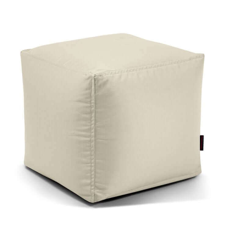 ¡El puf Up! Colorin - uso exteriores es un puf beige en forma de cubo con costuras visibles en los bordes, confeccionado con tejido OEKO-TEX y sobre fondo blanco.
