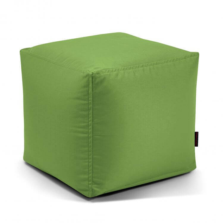 ¡El puf Up! Colorin - uso exteriores es una otomana de tela verde con forma de cubo y costuras visibles, confeccionada con tejido OEKO-TEX y mostrada sobre un fondo blanco liso.