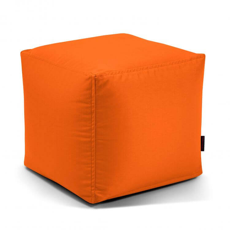 ¡El puf Up! Colorin - uso exteriores es una moderna otomana de color naranja brillante con forma de cubo y cubierta de tela, que se muestra sobre un fondo blanco liso.