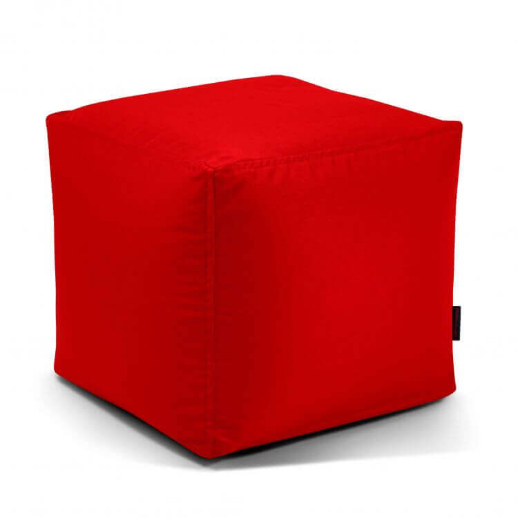 ¡El puf Up! Colorin - uso exteriores es una moderna otomana cúbica de tela roja con costuras visibles, fabricada con material certificado OEKO-TEX, que se muestra sobre fondo blanco.