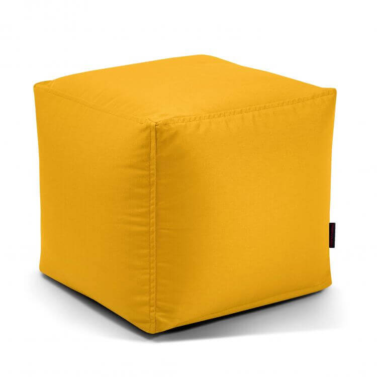 ¡El puf Up! Colorin - uso exteriores es un puf moderno de tela amarilla en forma de cubo con costuras visibles, fabricado con tejido certificado OEKO-TEX, que se presenta sobre un fondo blanco.