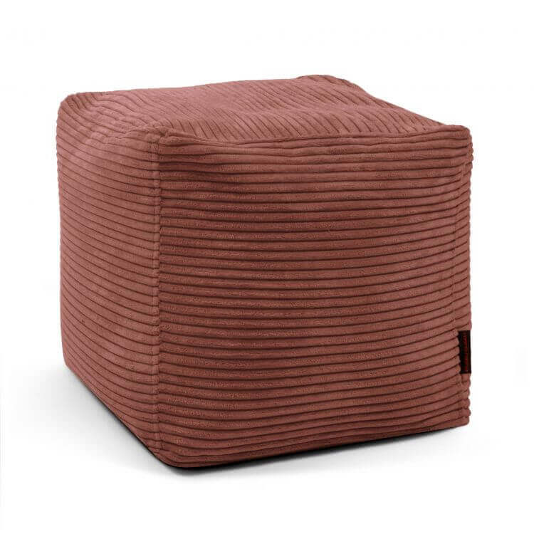 El Puff cuadrado de terciopelo acanalado 45×45×40 cm UP WAVES, en color marrón y textura visible, es compacto y cómodo para dormitorio o salón, ideal como asiento o reposapiés. Se muestra sobre fondo blanco.