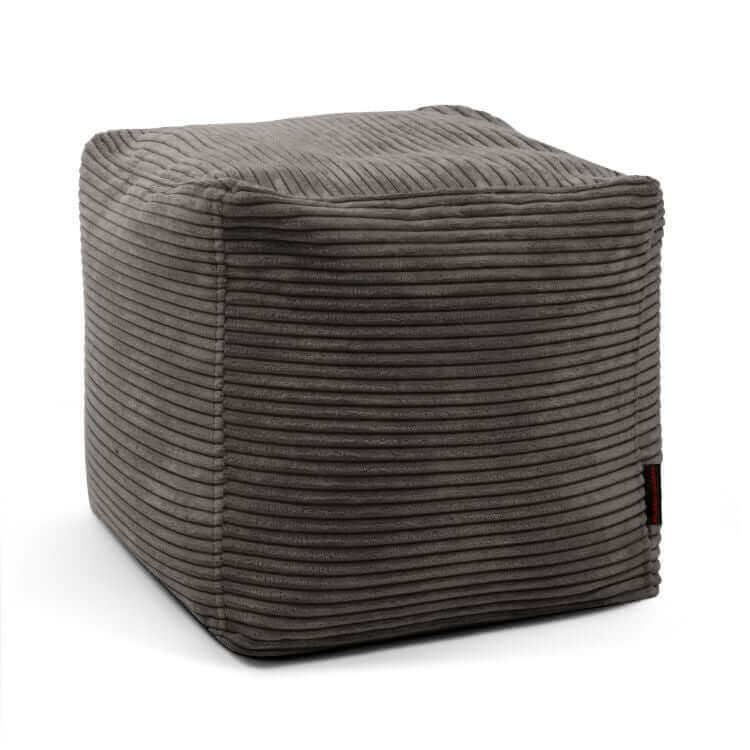 El Puff cuadrado de terciopelo acanalado 45×45×40 cm UP WAVES, compacto y elegante, es ideal como reposapiés o asiento cómodo en dormitorio o salón.