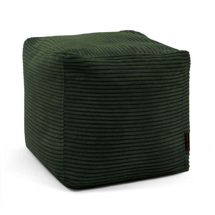 El Puff cuadrado de terciopelo acanalado UP WAVES 45×45×40 cm, compacto y verde oscuro, es perfecto como reposapiés o asiento cómodo para dormitorio o salón; se muestra sobre fondo blanco.