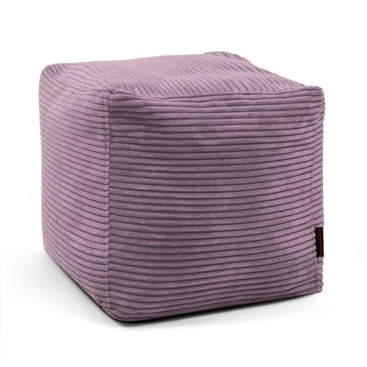 El Puff cuadrado de terciopelo acanalado 45×45×40 cm UP WAVES en color púrpura, con superficie texturizada, es compacto y cómodo; ideal como reposapiés o asiento extra para dormitorio o salón.
