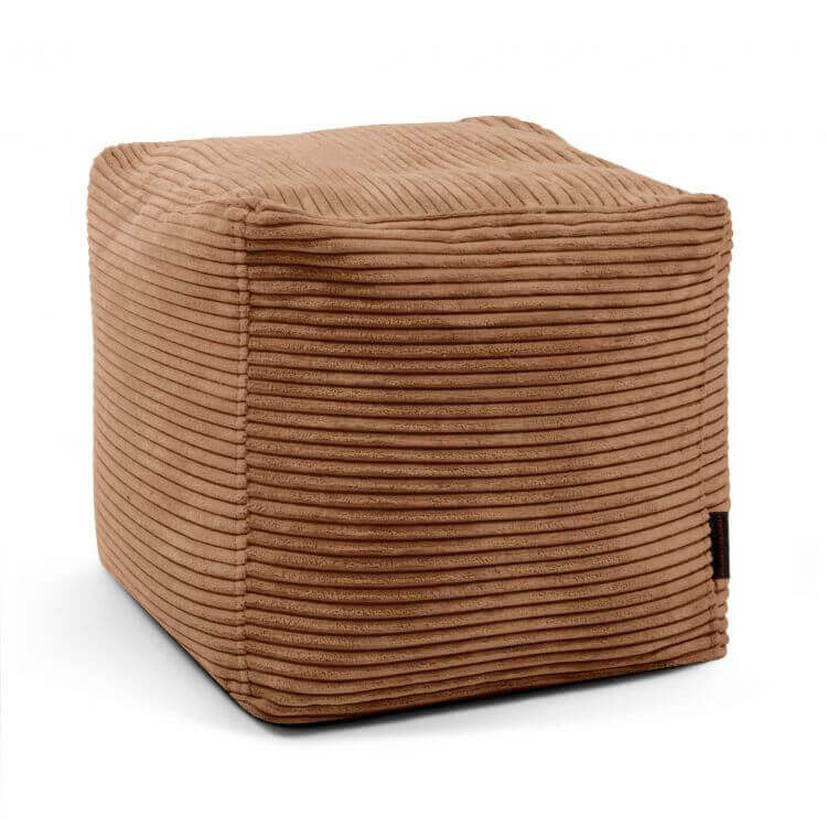 Un puff cuadrado de terciopelo acanalado UP WAVES (45×45×40 cm) sirve como reposapiés o asiento cómodo, perfecto para dormitorio o salón, y destaca sobre un fondo blanco.