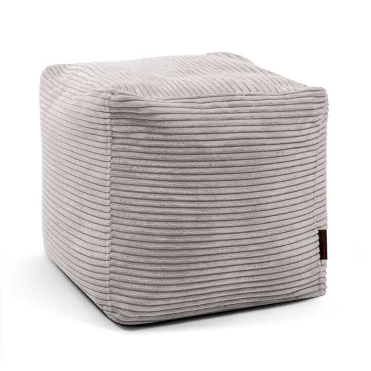 El Puff cuadrado de terciopelo acanalado 45×45×40 cm UP WAVES, compacto y elegante, es ideal como asiento cómodo o reposapiés en dormitorio o salón.