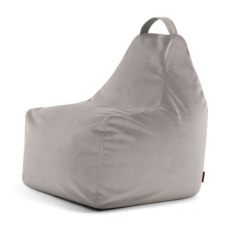 El Bean bag Play Barcelona en gris claro presenta un diseño moderno, respaldo alto y una práctica asa de transporte superior, sobre un fondo blanco liso.