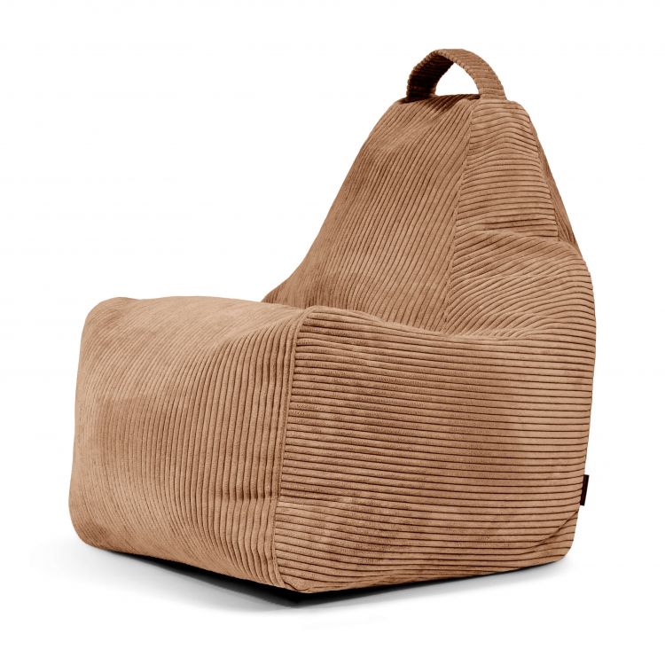 El Bean bag Play Waves de pana color canela tiene un respaldo alto y un asa de transporte, lo que proporciona un asiento ergonómico que combina comodidad y estilo, mostrado sobre un fondo blanco.