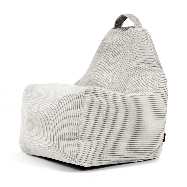 El Bean bag Play Waves de pana gris claro cuenta con un asa superior y un diseño ergonómico, que se muestra en ángulo sobre un fondo blanco liso para descansar con estilo y comodidad.
