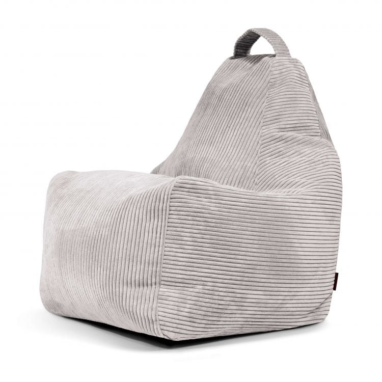 El Bean bag Play Waves es un sillón gris claro con textura de pana, respaldo alto para mayor comodidad ergonómica y asa superior de tela, que se presenta sobre un fondo blanco.