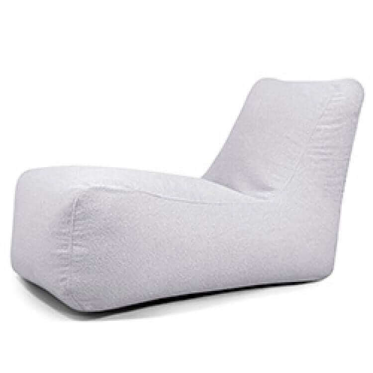El sofá Bean Bag Lounge Madu tiene un diseño moderno con acabado blanco, respaldo alto y contornos suaves y sencillos sobre un fondo liso.