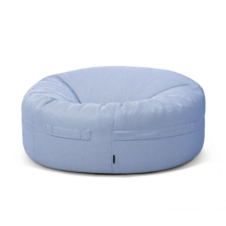 ROLL 135 CAPRI azul claro moderno puff gigante redondo, 135×135×50 cm, de tejido hidrófugo con dibujo texturizado, visto de frente sobre fondo blanco.