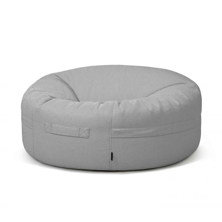 El Puff gigante redondo ROLL 135 CAPRI (135×135×50 cm), de tejido repelente al agua y color gris claro, ofrece un asiento acolchado moderno y acogedor para cualquier salón.