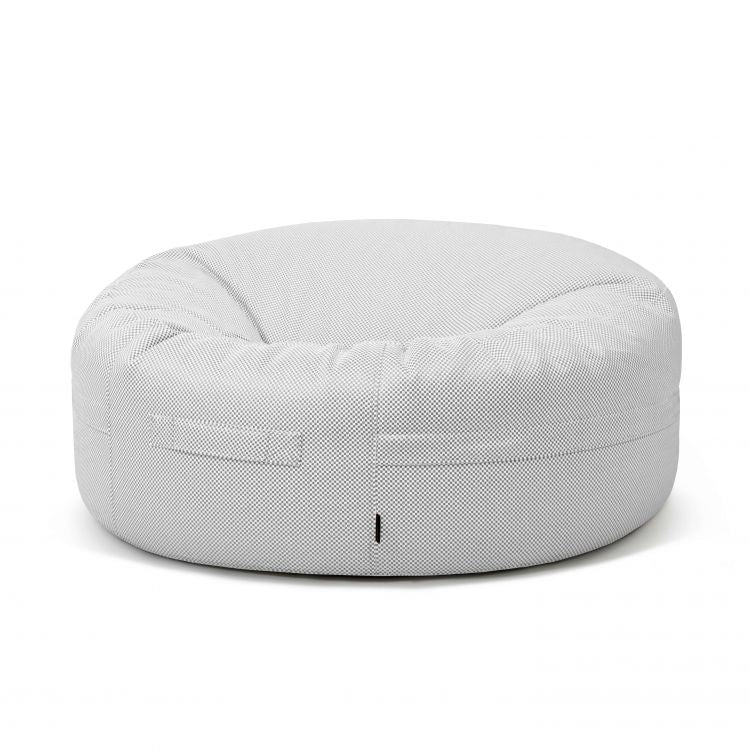 Moderno sillón redondo bean bag, ROLL 135 CAPRI, en tejido hidrófugo (135×135×50 cm), gris claro con superficie texturizada y asa lateral, ideal para salones.