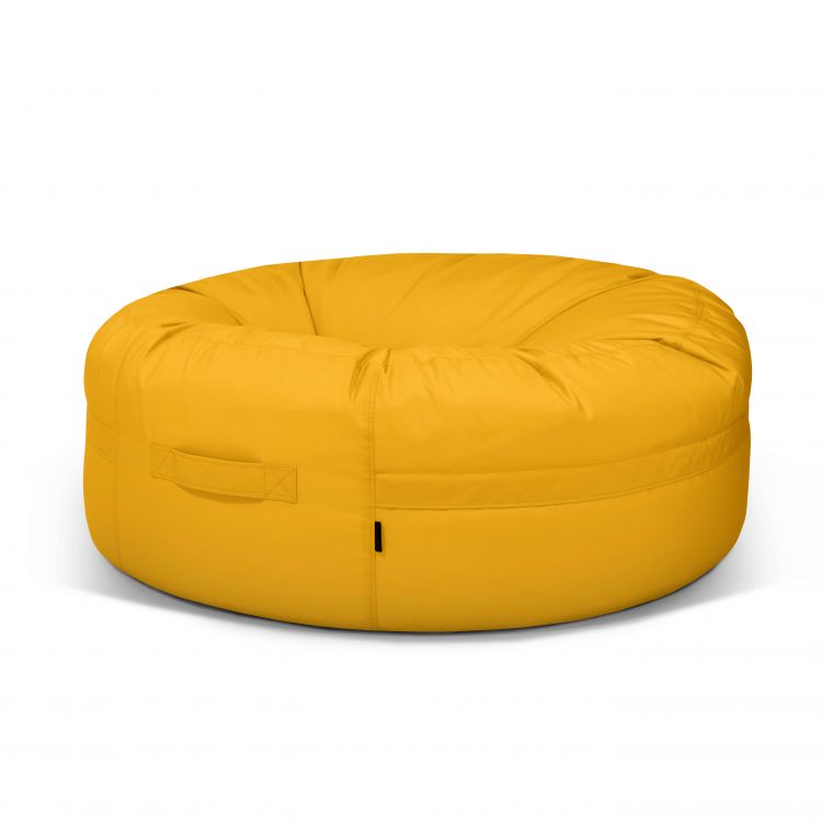 El Bean bag Roll 135 Colorin - uso exteriores es una silla grande, redonda y amarilla con un asa lateral de tela, perfecta como puff de exterior para su terraza. Se muestra sobre un fondo blanco liso.