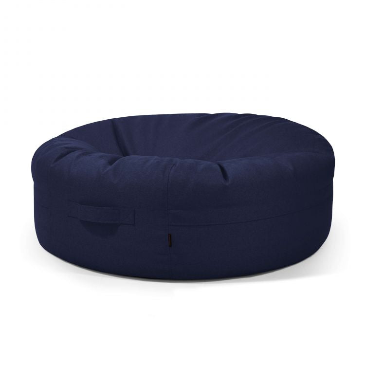 Puff gigante redondo de tela lavable 135×135×50 cm - moderno - salón - ROLL 135 NORDIC en azul marino con asa lateral sobre fondo blanco. Este puff también funciona como asiento ergonómico de salón.
