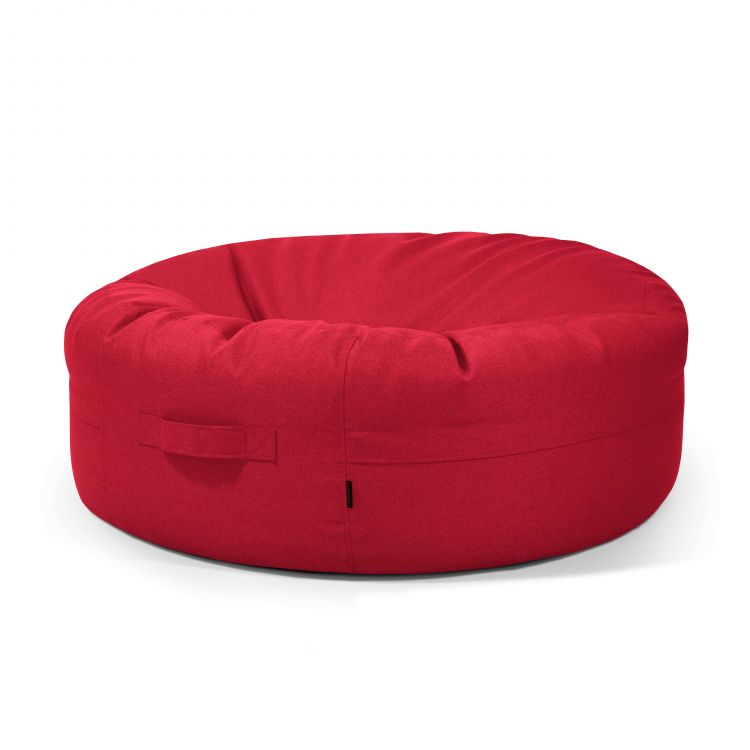 El Puff gigante redondo de tela lavable 135×135×50 cm ROLL 135 NORDIC, en color rojo y diseño moderno, aporta un asiento ergonómico y un toque elegante a cualquier salón.