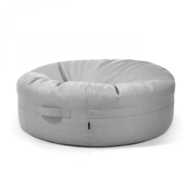 El Puff gigante redondo de tela lavable 135×135×50 cm ROLL 135 NORDIC, en gris claro y con asa lateral, brinda un asiento ergonómico moderno para salón, mostrado sobre fondo blanco.