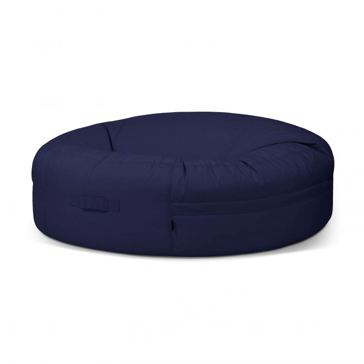 Un gran Bean Bag Roll 190 Colorin redondo - uso exterior en azul marino se asienta sobre un fondo blanco, sirviendo como asiento adaptable para cualquier espacio.