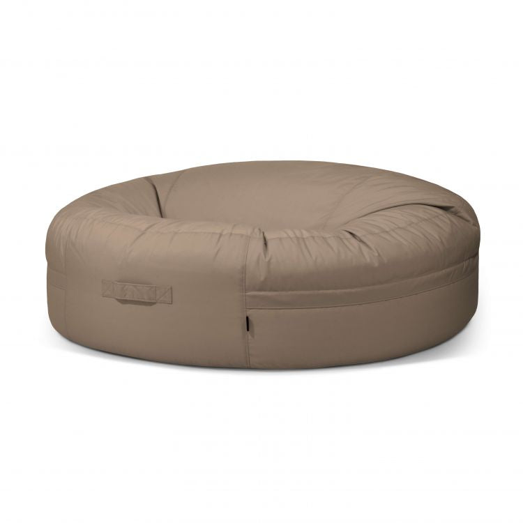 El Bean Bag Roll 190 Colorin - uso exteriores es un gran asiento redondo de color marrón claro con un asa lateral cosida, que ofrece un asiento adaptable y se muestra sobre un fondo blanco liso.