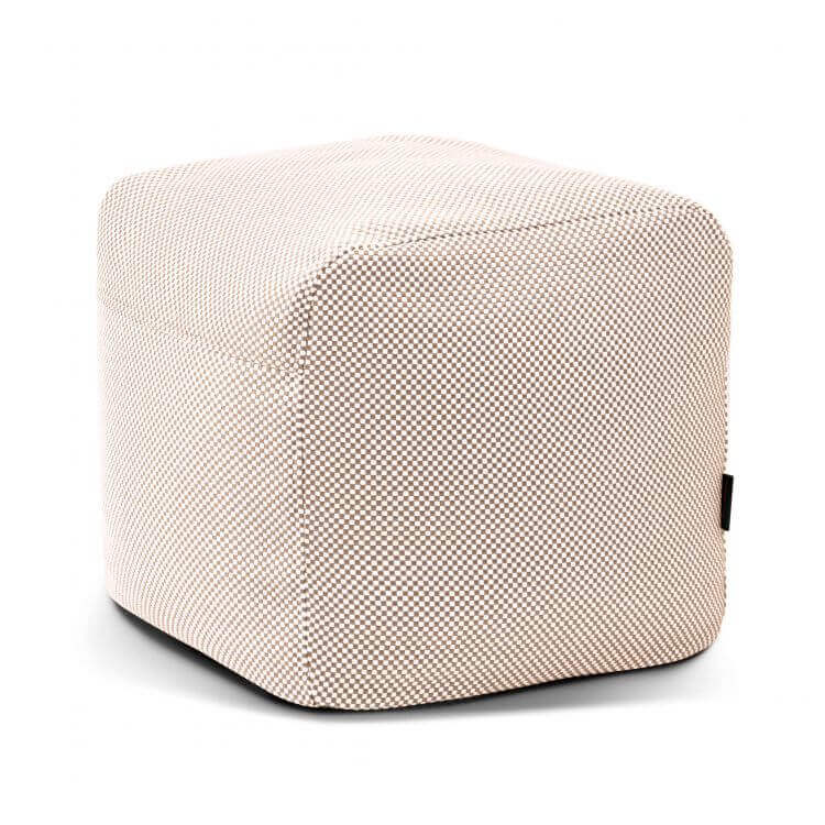 El Pouf Plus 50 Capri - uso exterior es un puf cuadrado de color beige con tejido texturizado y bordes redondeados, que ofrece un asiento cómodo y versátil, presentado sobre un fondo blanco liso.