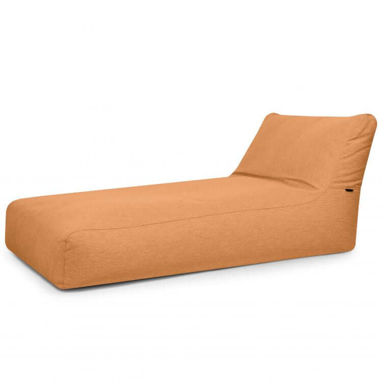 Bean bag Sunbed 90 Casa en tejido naranja con respaldo bajo en ángulo y diseño moderno minimalista, perfecto como mobiliario de jardín para uso en exteriores, sobre fondo blanco liso.